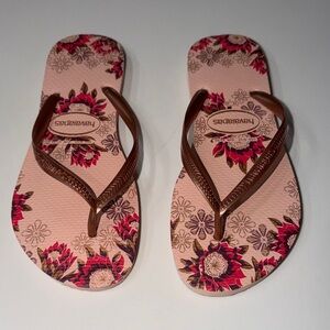 Havaianas Slim Organic flip flops with a floral print w/ metallic straps 9/10
